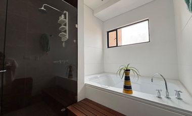 Exclusividad y naturaleza: casa de lujo con jardín interior y cancha de tenis