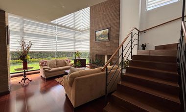 Exclusividad y naturaleza: casa de lujo con jardín interior y cancha de tenis