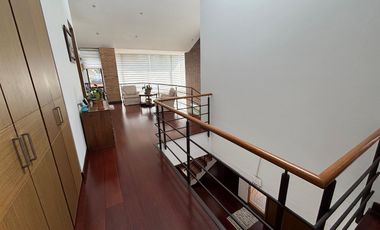 Exclusividad y naturaleza: casa de lujo con jardín interior y cancha de tenis