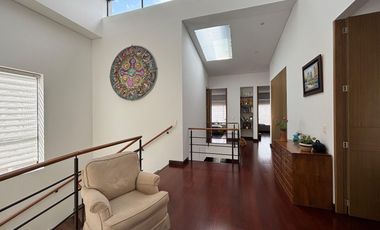 Exclusividad y naturaleza: casa de lujo con jardín interior y cancha de tenis