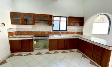 Casa en venta en condominio sobre Av. Palmira, Cuernavaca, Morelos.