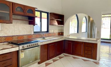 Casa en venta en condominio sobre Av. Palmira, Cuernavaca, Morelos.