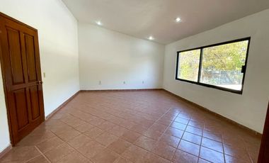 Casa en venta en condominio sobre Av. Palmira, Cuernavaca, Morelos.