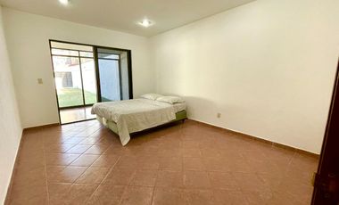 Casa en venta en condominio sobre Av. Palmira, Cuernavaca, Morelos.