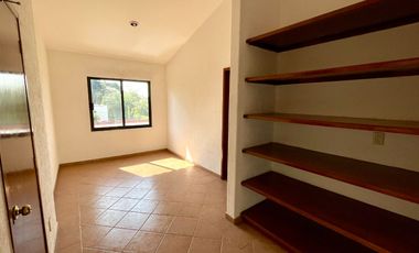 Casa en venta en condominio sobre Av. Palmira, Cuernavaca, Morelos.