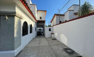 Casa en venta en condominio sobre Av. Palmira, Cuernavaca, Morelos.