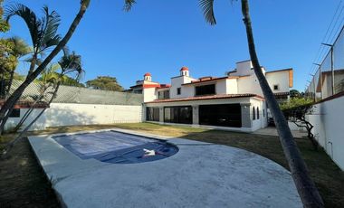 Casa en venta en condominio sobre Av. Palmira, Cuernavaca, Morelos.
