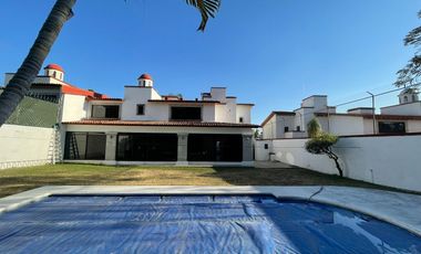Casa en venta en condominio sobre Av. Palmira, Cuernavaca, Morelos.