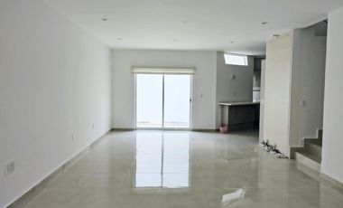 VENTA   CASA EN EL REFUGIO