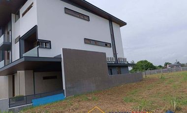 House and Lot for Sale in Alabang West Village at Las Piñas City