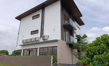 House and Lot for Sale in Alabang West Village at Las Piñas City