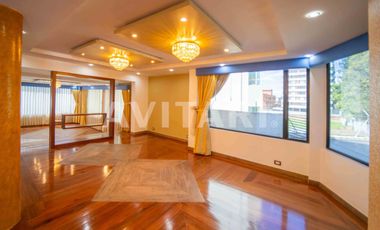 Casa en Venta en Altos de la Granda Centeno – Exclusiva, Amplia y con Piscina