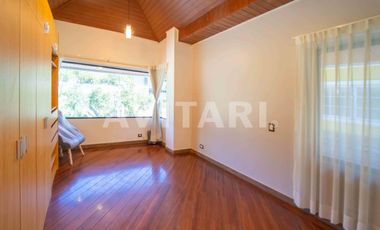 Casa en Venta en Altos de la Granda Centeno – Exclusiva, Amplia y con Piscina