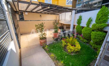 Casa en Venta en Altos de la Granda Centeno – Exclusiva, Amplia y con Piscina