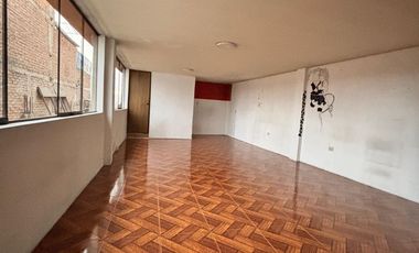 EN VENTA CASA DE 2 PISOS DE 383.33 MT EN PLENA AVENIDA   MARISCAL CASTILLA, MIRAFLORES, ZONA COMERCIAL Y ESTRATEGICA, CON 15 TIENDAS COMERCIALES Y DPT