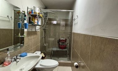 EN VENTA CASA DE 2 PISOS DE 383.33 MT EN PLENA AVENIDA   MARISCAL CASTILLA, MIRAFLORES, ZONA COMERCIAL Y ESTRATEGICA, CON 15 TIENDAS COMERCIALES Y DPT