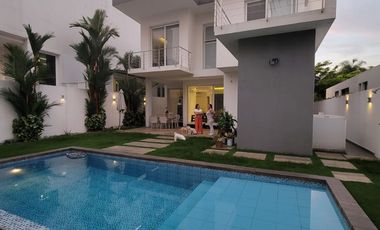 En alquiler lujosa y moderna casa amoblada vista al lago en Isla Mocoli, via a Samborondon