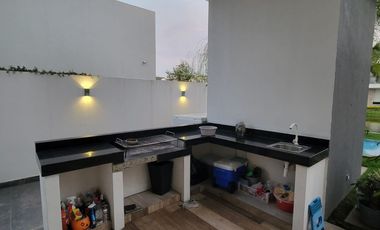 En alquiler lujosa y moderna casa amoblada vista al lago en Isla Mocoli, via a Samborondon