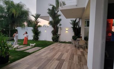 En alquiler lujosa y moderna casa amoblada vista al lago en Isla Mocoli, via a Samborondon