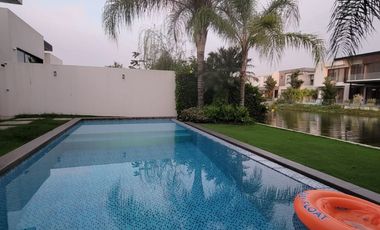 En alquiler lujosa y moderna casa amoblada vista al lago en Isla Mocoli, via a Samborondon