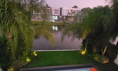 En alquiler lujosa y moderna casa amoblada vista al lago en Isla Mocoli, via a Samborondon