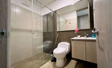 Apto Amoblado fresco y amplio 2 BDR 2 BATH en emblamatica edificacion junto a los centros comerciales