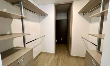 Apto Amoblado fresco y amplio 2 BDR 2 BATH en emblamatica edificacion junto a los centros comerciales