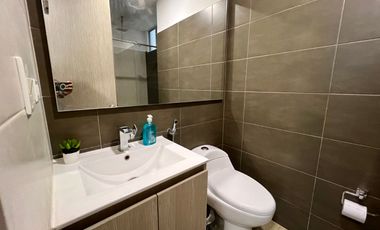 Apto Amoblado fresco y amplio 2 BDR 2 BATH en emblamatica edificacion junto a los centros comerciales