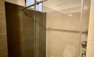 Apto Amoblado fresco y amplio 2 BDR 2 BATH en emblamatica edificacion junto a los centros comerciales