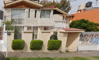 Casa en Venta Cerca a Centro comercial Heliplaza en Naucalpan