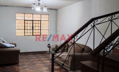 Venta de Casa Como Terreno en Sjm