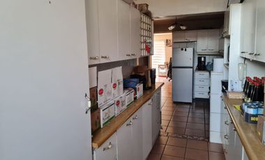 Gran casa en avenida principal, familia o empresa.