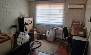 Gran casa en avenida principal, familia o empresa.