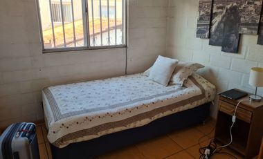 Gran casa en avenida principal, familia o empresa.