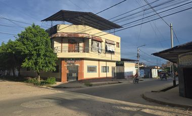 Se vende terreno con casa grande de 2 pisos en Morales. Ubicada a solo 3 cuadras de la plaza, es ideal para vivir y emprender tu propio negocio.