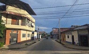 Se vende terreno con casa grande de 2 pisos en Morales. Ubicada a solo 3 cuadras de la plaza, es ideal para vivir y emprender tu propio negocio.