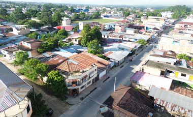 Se vende terreno con casa grande de 2 pisos en Morales. Ubicada a solo 3 cuadras de la plaza, es ideal para vivir y emprender tu propio negocio.