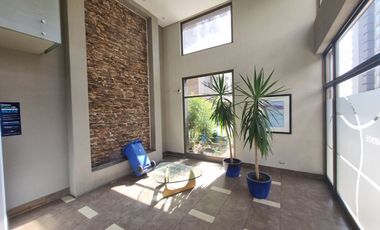 Oportunidad de Inversión, Vende Depto. 2 dormitorios con Estacionamiento. Metro Hospitales