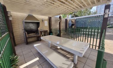 Oportunidad de Inversión, Vende Depto. 2 dormitorios con Estacionamiento. Metro Hospitales