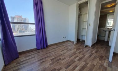 Oportunidad de Inversión, Vende Depto. 2 dormitorios con Estacionamiento. Metro Hospitales