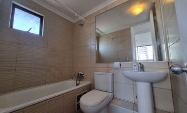 Oportunidad de Inversión, Vende Depto. 2 dormitorios con Estacionamiento. Metro Hospitales