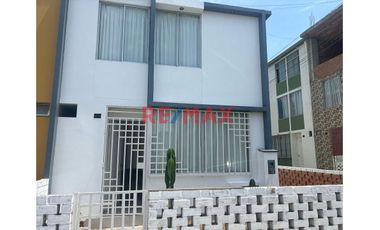 Casa En Alquiler De 2 Pisos En Residencial Magisterial El Golf: 79.2M² (Ocupada)