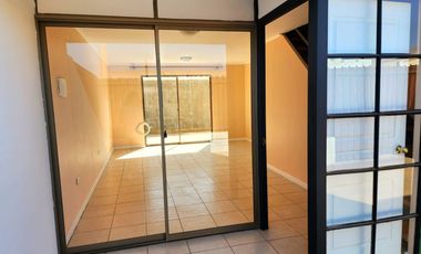 SE VENDE CASA EN COND. POZO DEL CARMEN.