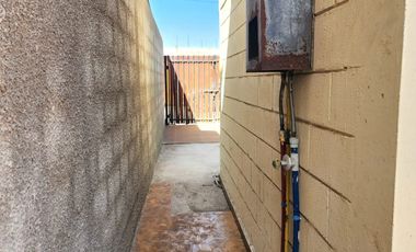 SE VENDE CASA EN COND. POZO DEL CARMEN.