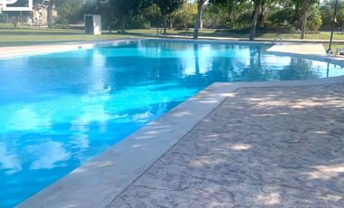 Casa en venta de una planta con alberca y paneles solares en privada con amenidades