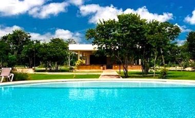 Casa en venta de una planta con alberca y paneles solares en privada con amenidades