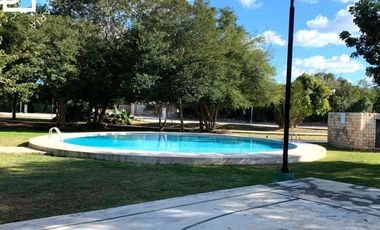Casa en venta de una planta con alberca y paneles solares en privada con amenidades