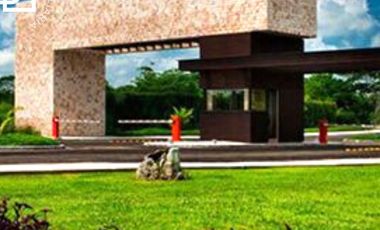 Casa en venta de una planta con alberca y paneles solares en privada con amenidades