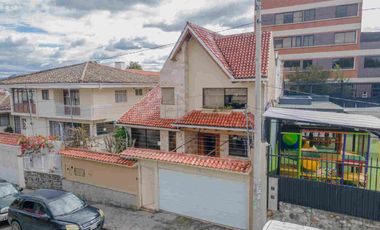 Casa en venta a 5 minutos del Centro Histórico de Cuenca son 2 casas con terreno interior