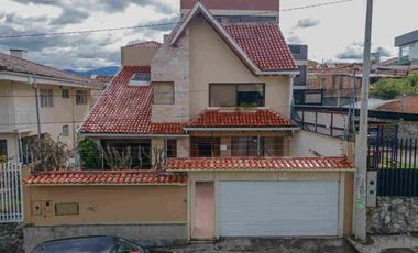Casa en venta a 5 minutos del Centro Histórico de Cuenca son 2 casas con terreno interior